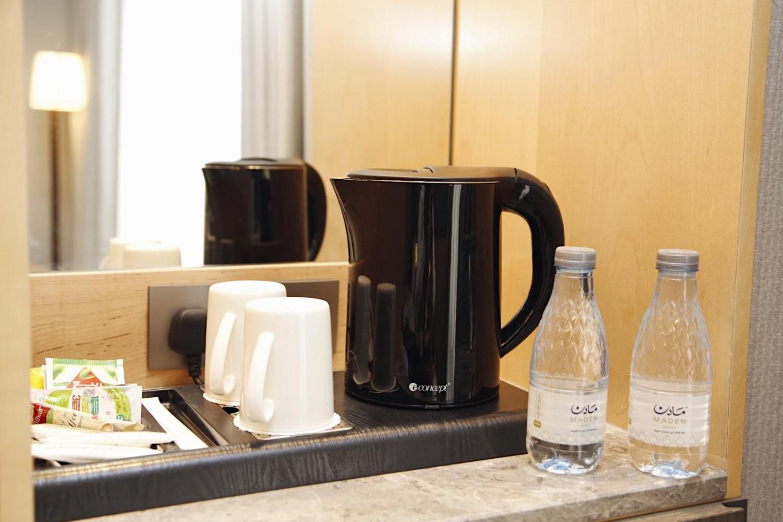 Maden Alrawda Hotel Medina Exterior photo A kettle in a hotel room