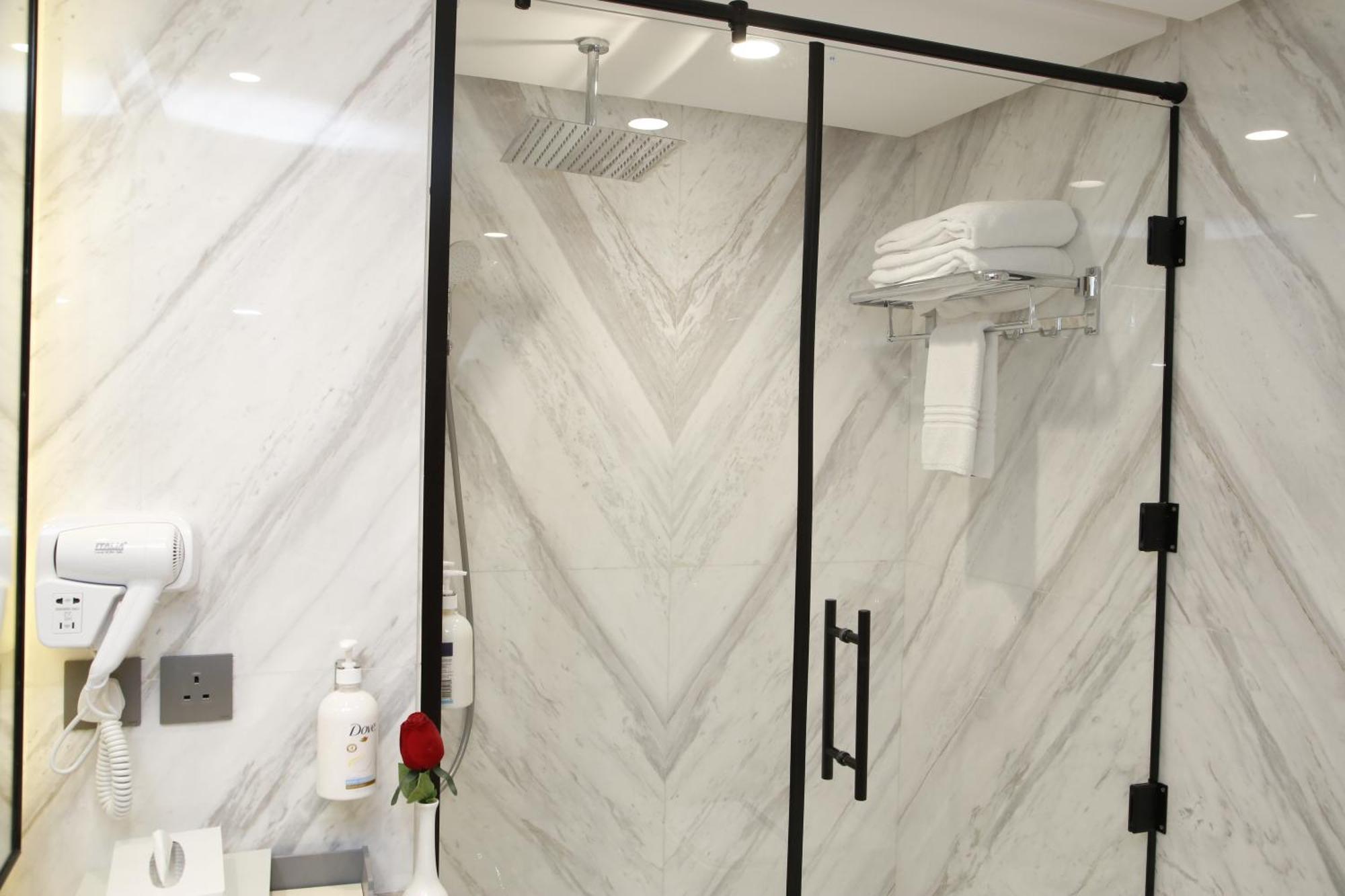 Maden Alrawda Hotel Medina Exterior photo A shower door